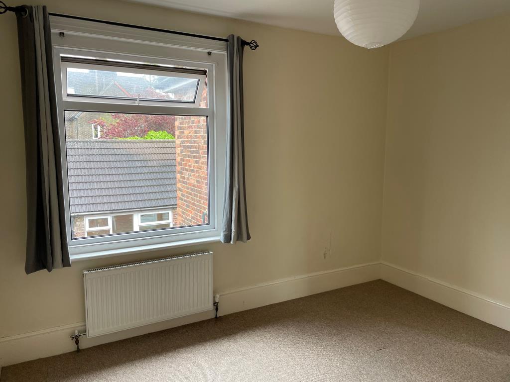 Lot: 156 - RETAIL UNIT AND WORKSHOP WITH GARAGE AND TWO FLATS - First Floor Flat - main bedroom with window at front